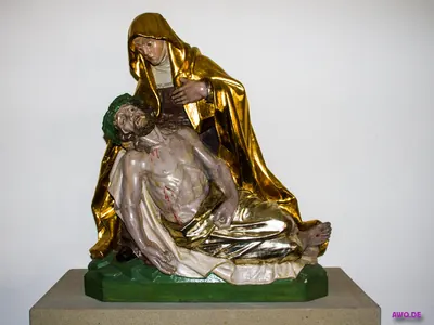 Pietà in Gold: Maria hält den blutenden Leichnam Jesu auf dem Schoß