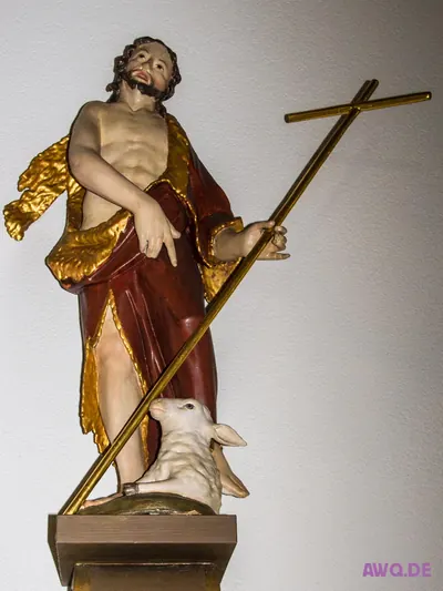 Figur Johannes des Täufers mit Kreuzstab und Lamm zu seinen Füßen