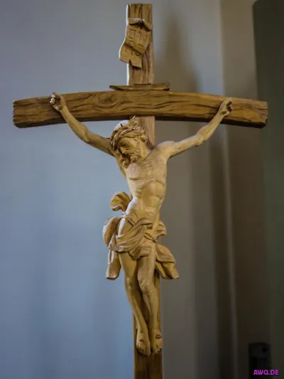 Hell gebeiztes Holzkruzifix mit geschnitzter Christusfigur