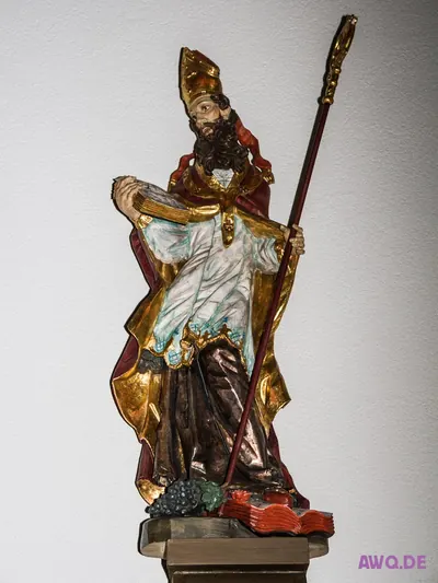 Bemalte Bischofsfigur mit Mitra, Krummstab und Buch
