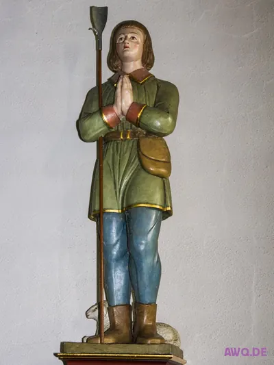 Figur eines betenden Bauern mit Spaten und Umhängetasche