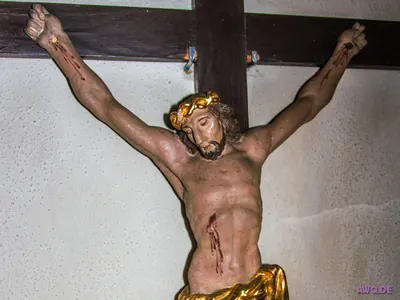 Kruzifixfigur mit goldener Dornenkrone, Blut an Händen und Seitenwunde