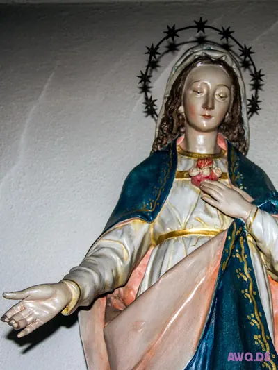 Marienfigur mit Sternenkranz und flammendem Herz auf der Brust, die Arme ausgebreitet