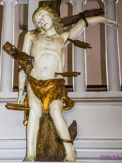 Sebastiansfigur in Weiß und Gold, von mehreren Pfeilen durchbohrt