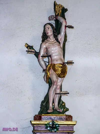 Bemalte Sebastiansfigur, von fünf Pfeilen in Brust, Arm und Bein getroffen