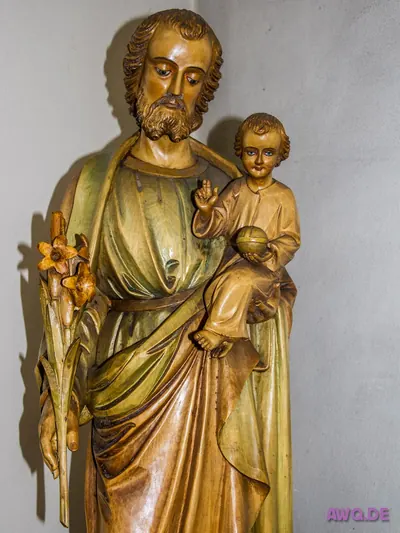 Holzfigur des heiligen Josef mit Lilienstab und dem Jesuskind mit Weltkugel
