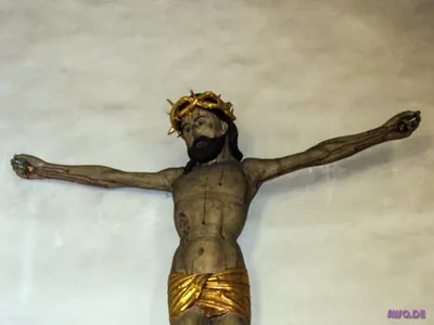 Dunkle Kruzifixfigur mit vergoldeter Dornenkrone und goldenem Lendentuch