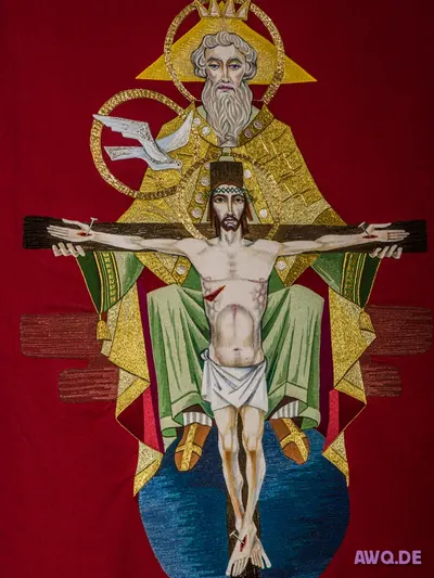 Bestickte Fahne: Gottvater hält das Kreuz mit dem gekreuzigten Christus, darüber die Taube