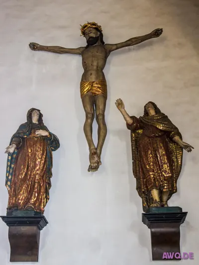 Kreuzigungsgruppe an der Wand: Christus am Kreuz zwischen Maria und Johannes