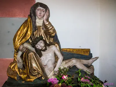 Pietà: Maria greift sich verzweifelt an den Kopf, während sie den toten Jesus hält