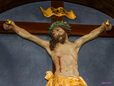 Kruzifix mit INRI-Tafel, Blut läuft aus den Nagelwunden und der Seitenwunde